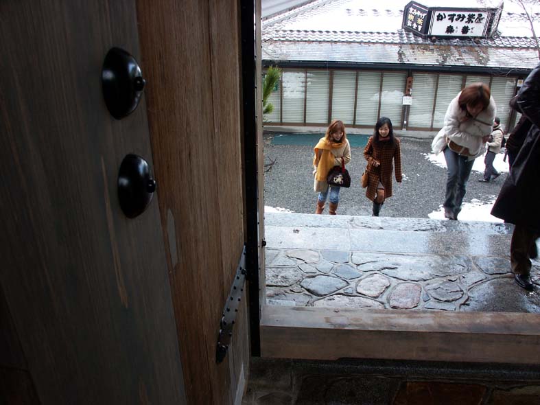 7_KYOTOSANMON.JPG - 83,914BYTES