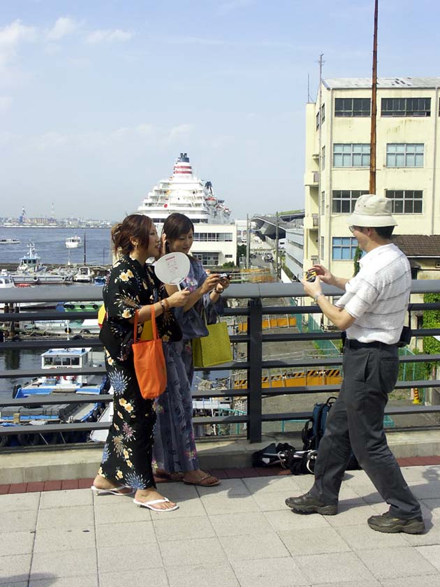 A1_YOKOHAMA_CAMERAMAN.JPG - 102,197BYTES