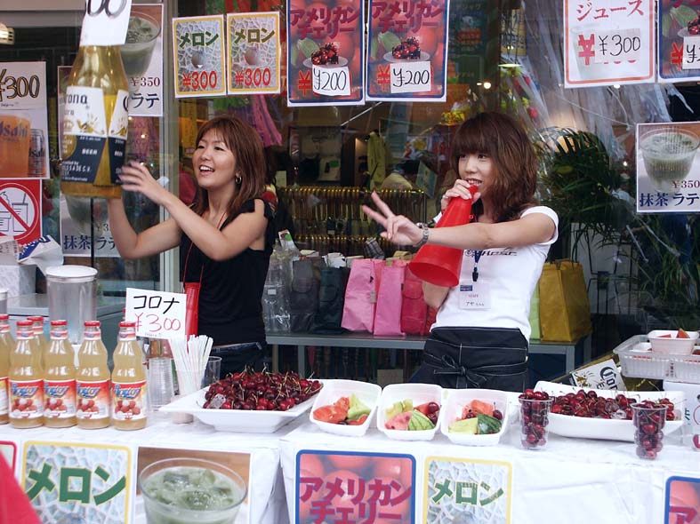 H7_BEERGIRLS.JPG - 122,243BYTES