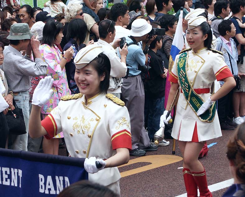 H7_PARADEFIREMAN.JPG - 132,530BYTES