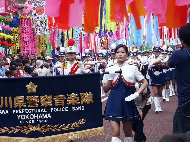 H7_PARADEPOLICE.JPG - 141,104BYTES