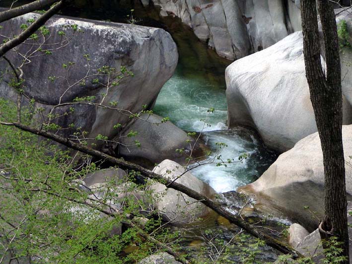 S1_SYOUSENNKYO_ROCKS.JPG - 111,037BYTES