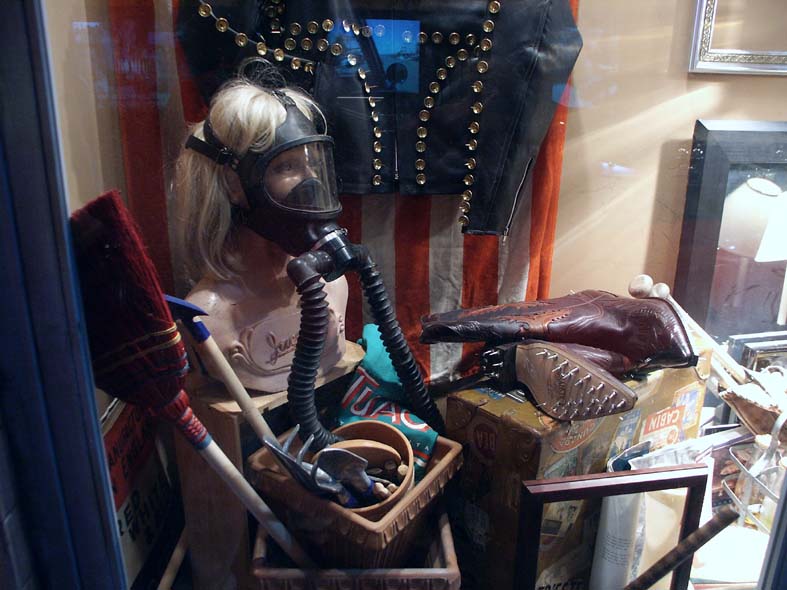 STB_GASMASKGIRL.JPG - 91,425BYTES