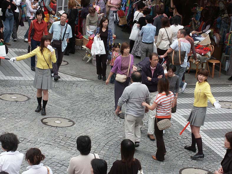 YC_MOTOMATIGIRLSM.JPG - 149,894BYTES