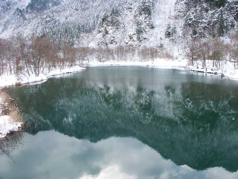 YH_GREENRIVER.JPG - 97,762BYTES