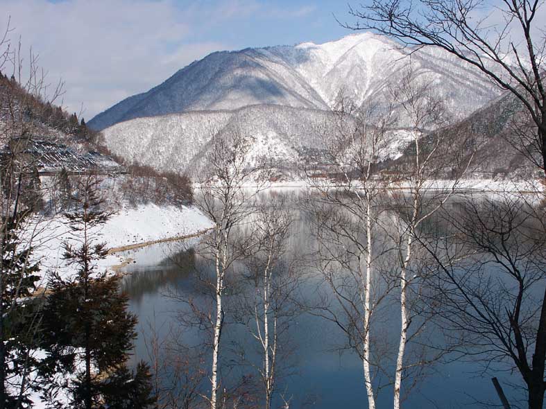 YS_BLUELAKE.JPG - 122,250BYTES