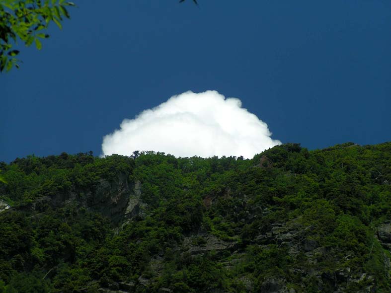 Z1_KAMIKOUTI_CLOUD.JPG - 64,674BYTES