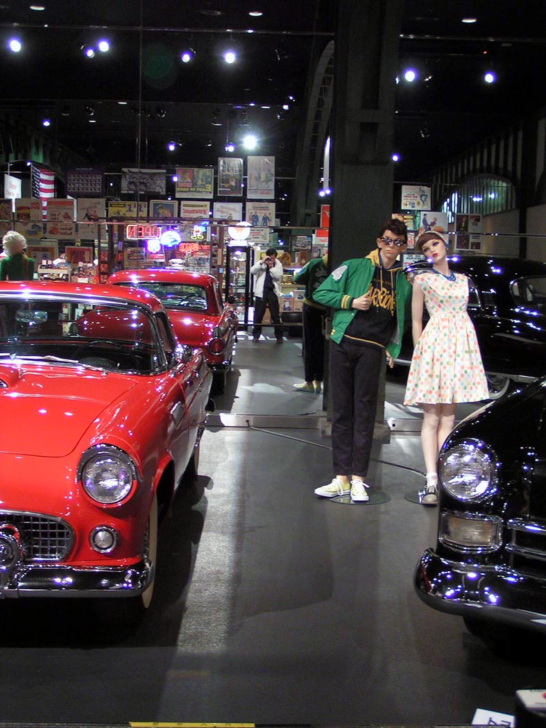 Z1_ODAIBA_RETROCAR.JPG - 181,121BYTES