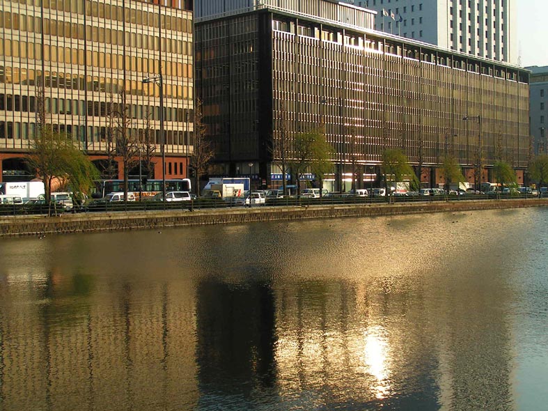 Z1_TOKYO_GOLDREFLECTION.JPG - 163,678BYTES