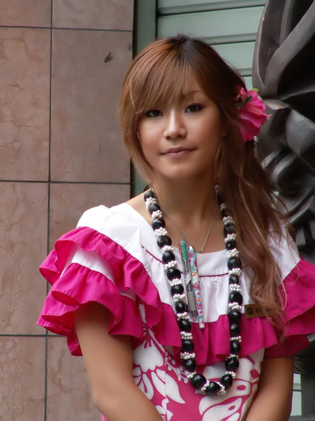 Z3_PROMNADESHOPGIRL_FILTERED.JPG - 137,041BYTES